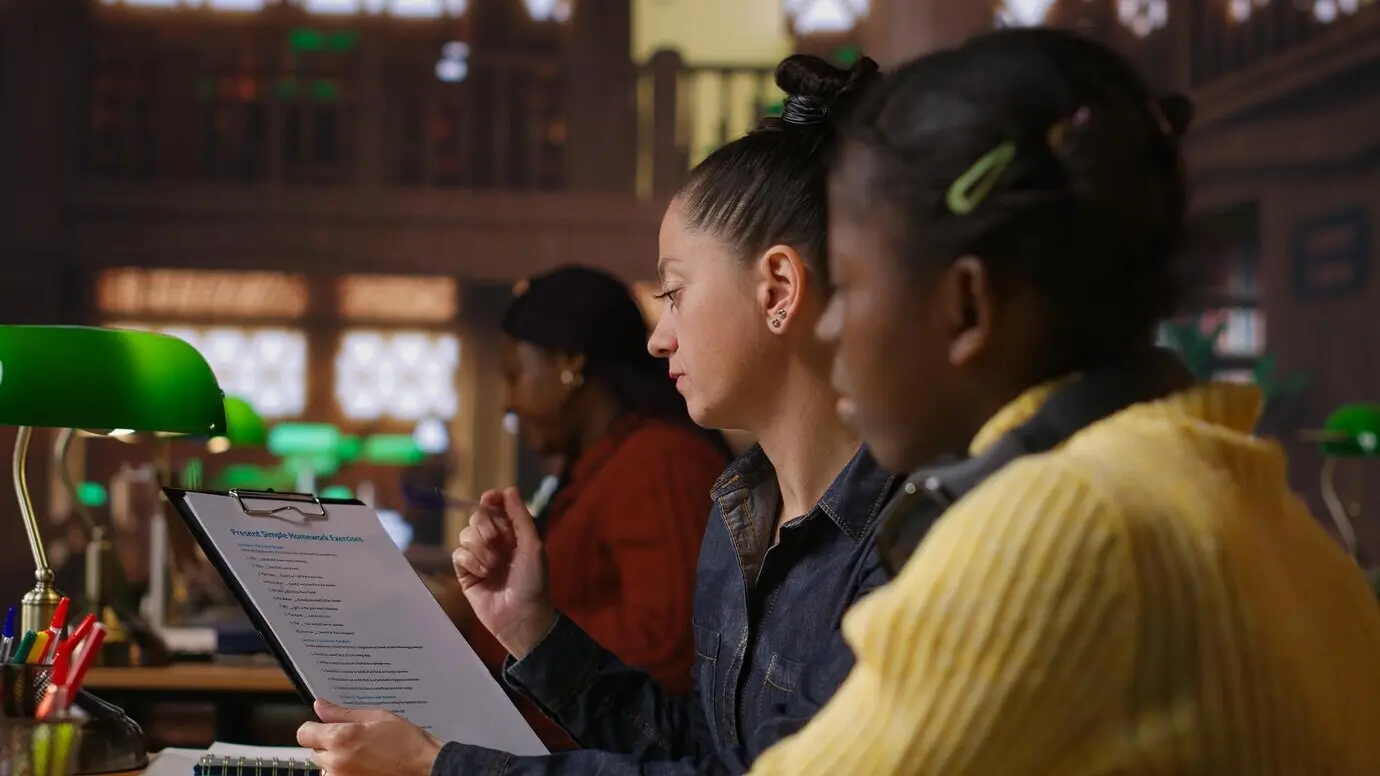 Porträt eines süßen jungen Schulmädchens, das die Bibliothek betritt, um in Ruhe zu lernen.