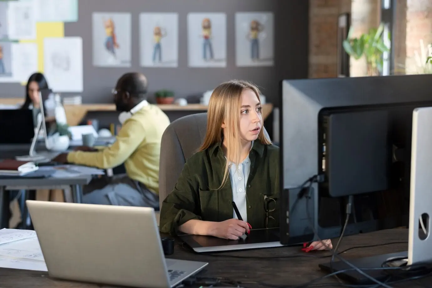 Junge Frau, die in einem Animationsstudio arbeitet.